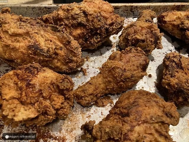 Pollo frito con tajadas